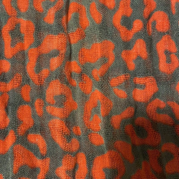 Beautiful funky leopard print pashmina - Picture 2 of 3